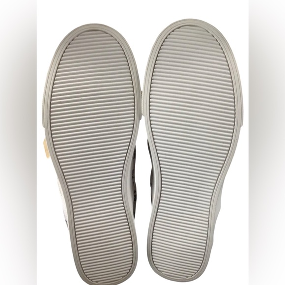 Bucket Feet Artist Designed - Picture 9 of 10